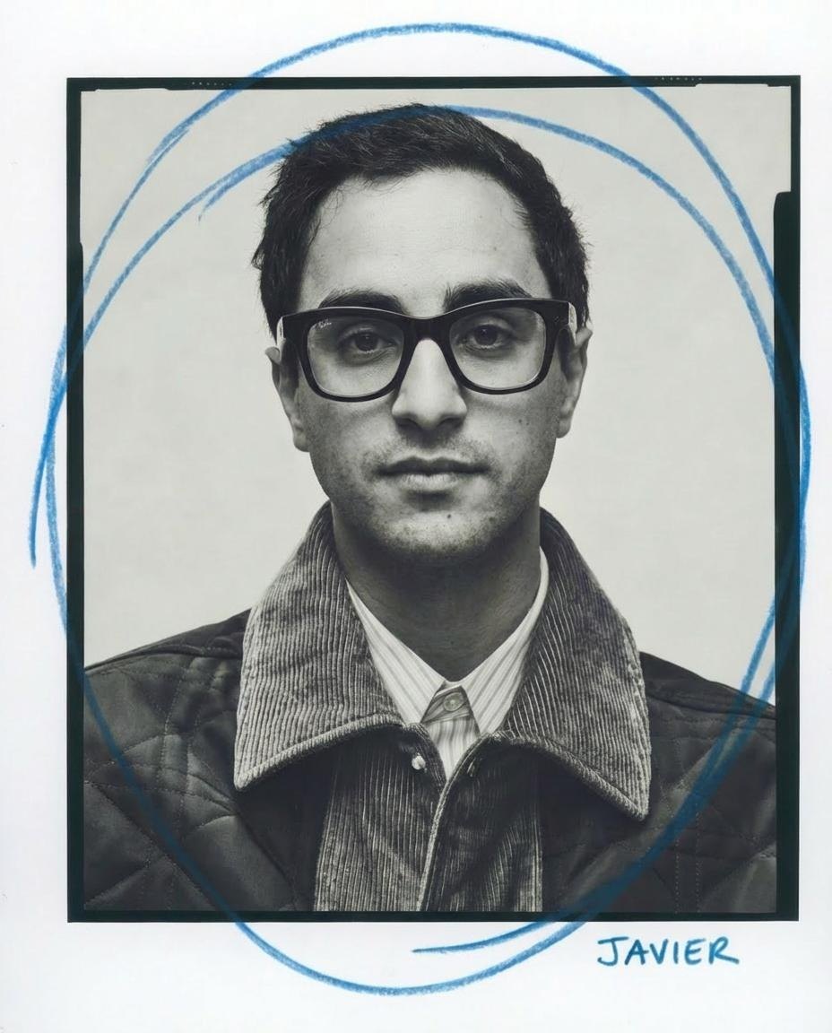 Javier Sáez Hurtado, fundador de Convexify. Retrato en blanco y negro con un círculo azul dibujado a mano.